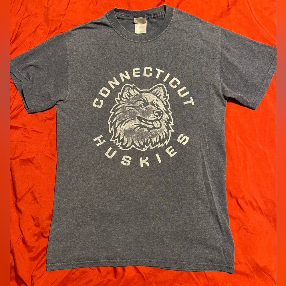 Connecticut Huskies T-Shirt